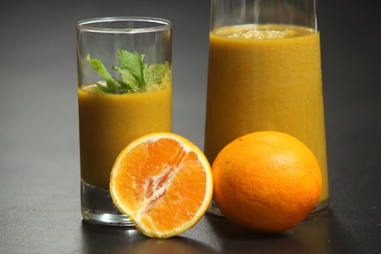 suco com laranja chlorella e hortelã